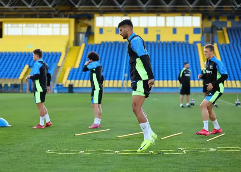 محبی مقابل صدرنشین بازی می‌کند