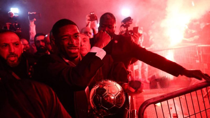 توپ طلای دمبله در خیابان های پاریس؛ دست هواداران هم به توپ رسید