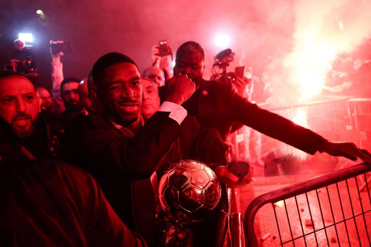 توپ طلای دمبله در خیابان های پاریس؛ دست هواداران هم به توپ رسید