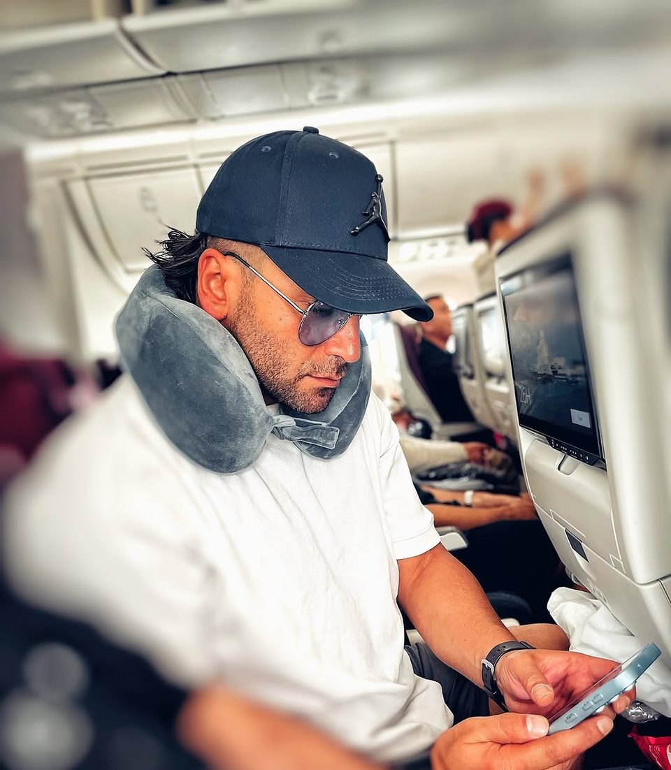 تفریحات لاکچری و بچه‌مایه‌داریِ روزبه حصاری زیر ذره‌بین؛ از اسب‌سواری و پیانونوازی تا ریلکس کردن روی هموک!+عکس