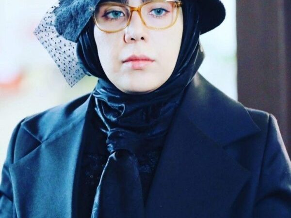 نگاهی به ترکیب تجمل و طبیعت در دکوراسیون خانه حدیث چهره‌پرداز، بازیگر نقش مومو در بچه مهندس؛ شومینه کلاسیک، مبلمانی خوشرنگ و استفاده از قوچ در پذیرایی بعنوان دکوری متفاوت! +عکس