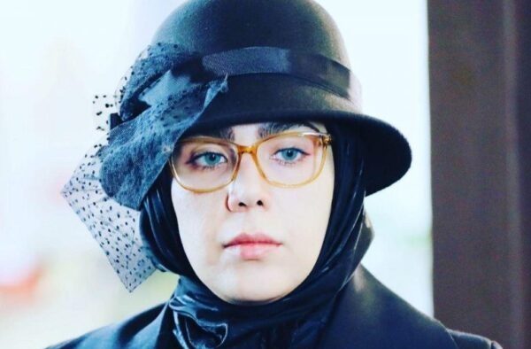 نگاهی به ترکیب تجمل و طبیعت در دکوراسیون خانه حدیث چهره‌پرداز، بازیگر نقش مومو در بچه مهندس؛ شومینه کلاسیک، مبلمانی خوشرنگ و استفاده از قوچ در پذیرایی بعنوان دکوری متفاوت! +عکس