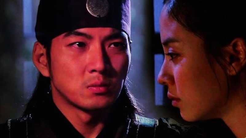 «بانو سویا» در حال بازی با «یوری» در پشت صحنه سریال جومونگ؛ سال 1384