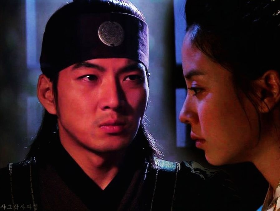 «بانو سویا» در حال بازی با «یوری» در پشت صحنه سریال جومونگ؛ سال 1384