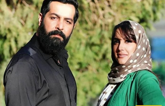 نگاهی به چیدمان آنتیک منزل نسیم باقریان «الناز مافی در سریال بچه مهندس»/ صندلی راک چوبی، طلاکوب روی دیوار، کتابخونه پُر، مبلمان راحتی، عتیقه ها، گل برگ عبایی و…