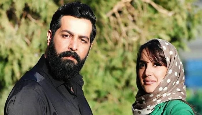 نگاهی به چیدمان آنتیک منزل نسیم باقریان «الناز مافی در سریال بچه مهندس»/ صندلی راک چوبی، طلاکوب روی دیوار، کتابخونه پُر، مبلمان راحتی، عتیقه ها، گل برگ عبایی و…