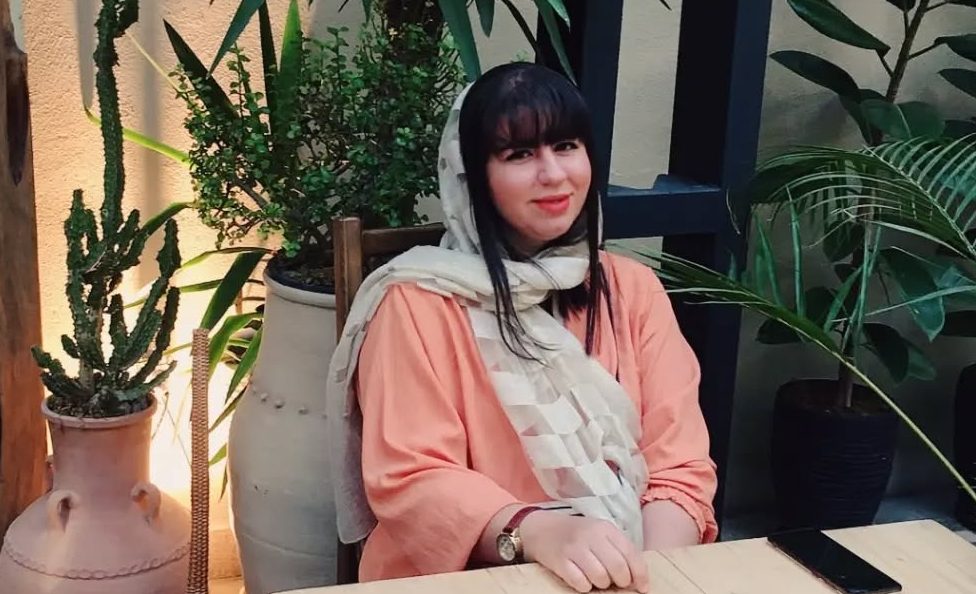 نگاهی به چیدمان منزل صهبا شرافتی بازیگر سریال نون خ/ مبلمان راحتی، منبت کاری روی دیوار، تخت شاه نشین، حوض سه طبقه، سنگ مرمر تزئینی در دکوراسیون داخلی و…