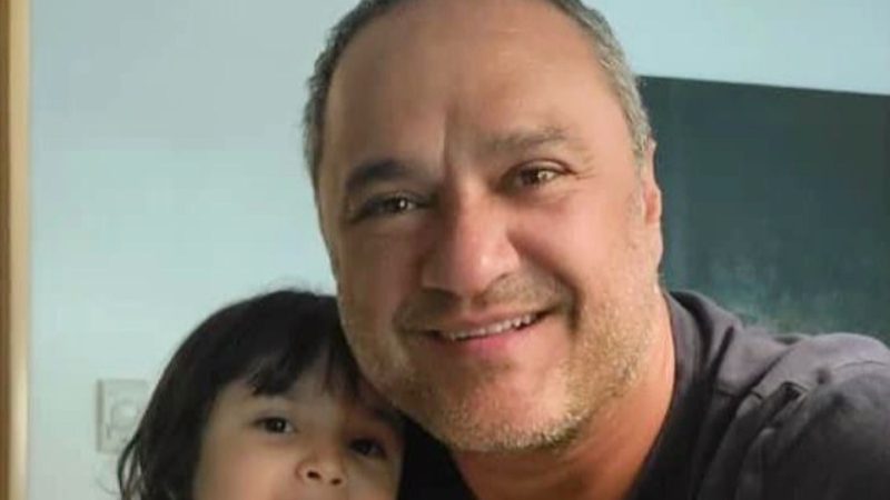 نگاهی به چیدمان شیک  و مینیمال منزل رامبد جوان و همسر هنرمندش، نگار جواهریان/ از جزئیات چشم‌نواز آینه کنسول زمردی با گل‌های نرگس تا حال‌وهوای شاعرانه چراغ‌های ریسه‌ای