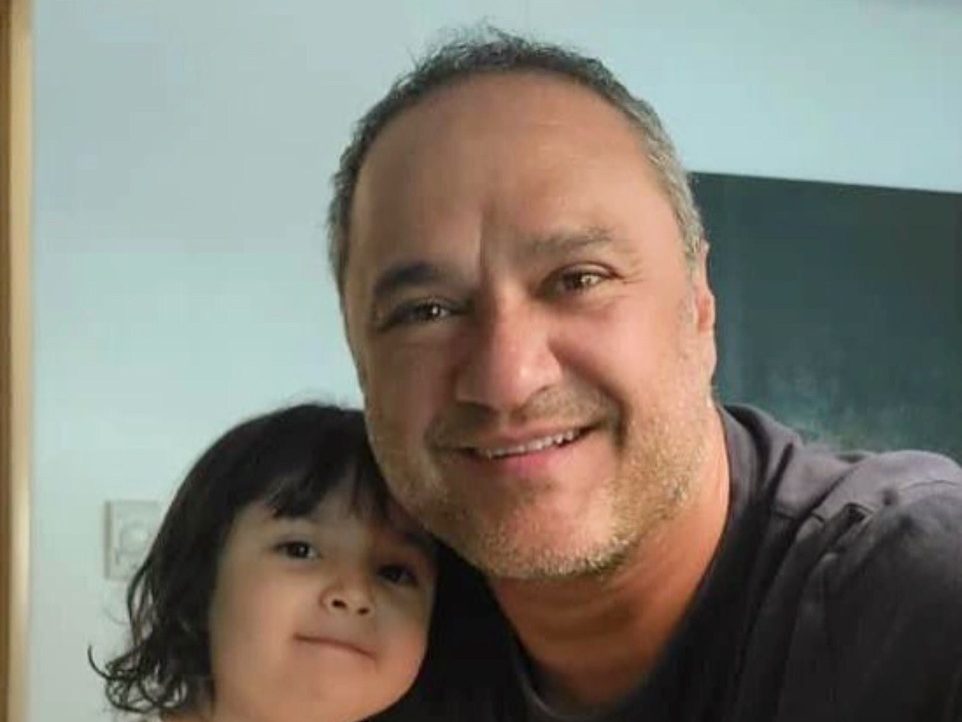 نگاهی به چیدمان شیک  و مینیمال منزل رامبد جوان و همسر هنرمندش، نگار جواهریان/ از جزئیات چشم‌نواز آینه کنسول زمردی با گل‌های نرگس تا حال‌وهوای شاعرانه چراغ‌های ریسه‌ای