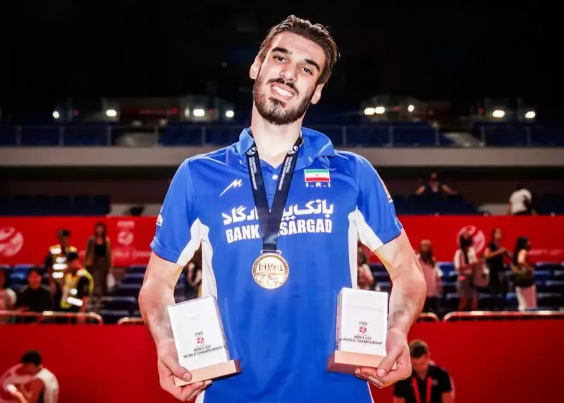 ارزشمندترین بازیکن جهان کنار جام خوابید!(عکس)