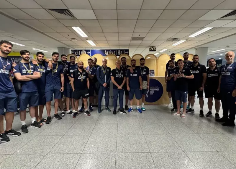 هواپیمای تیم ملی در مانیل فرود آمد