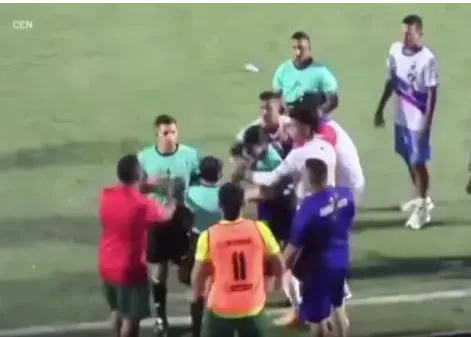 سیلی به گوش داور زن پس از دریافت کارت قرمز!