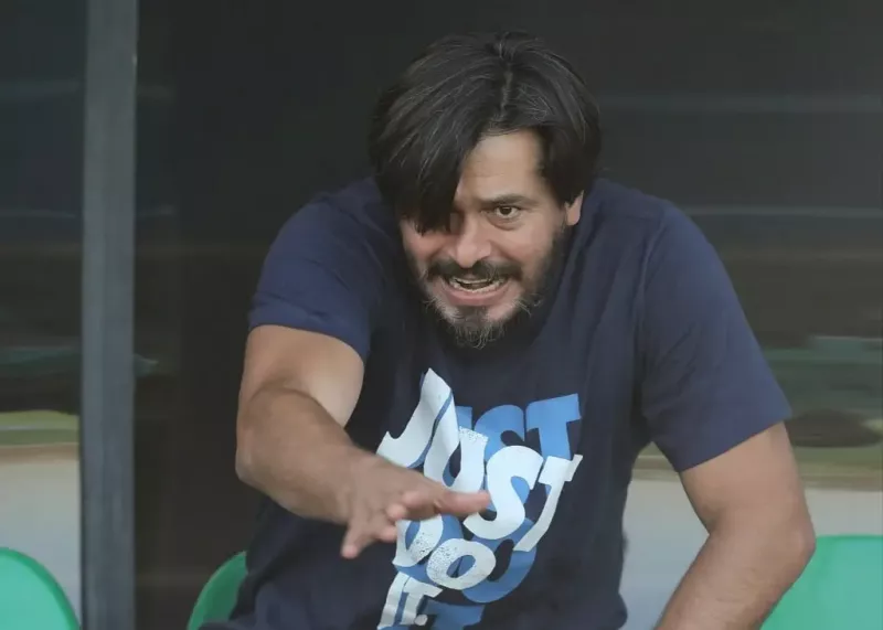 سرمربی جوان لیگ برتر مصدوم شد!(عکس)