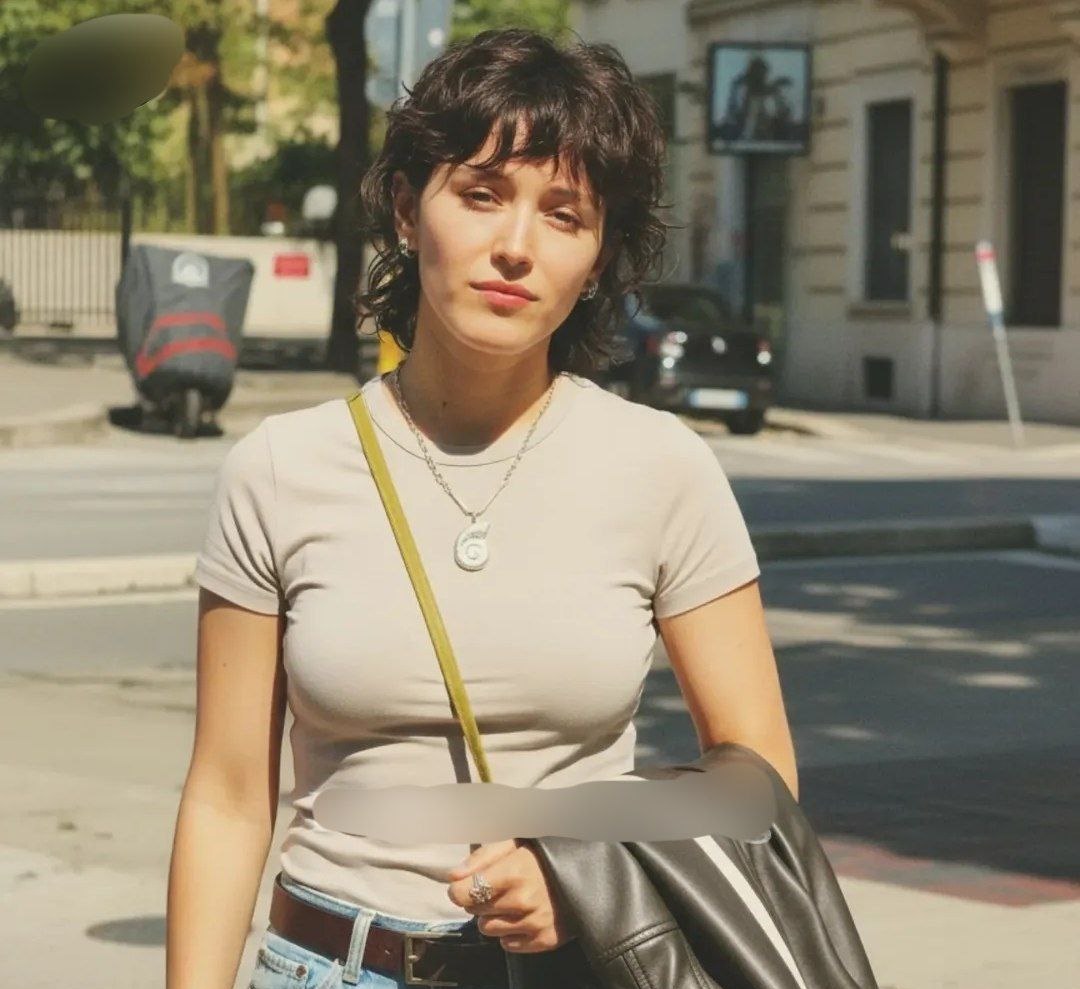 پوشش چسبان فرشته حسینی بازیگر افغانستانی در پوزیشن‌های نامتعارف در اروپا