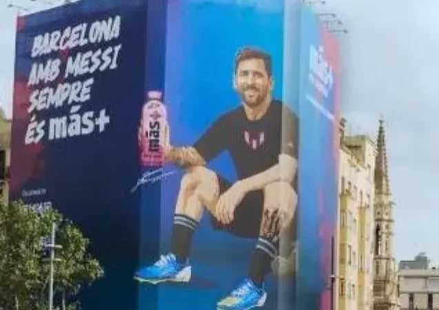 بارسلونا با بنر غول‌پیکر مسی سورپرایز شد!