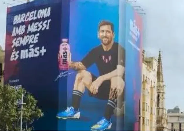 بارسلونا با بنر غول‌پیکر مسی سورپرایز شد!