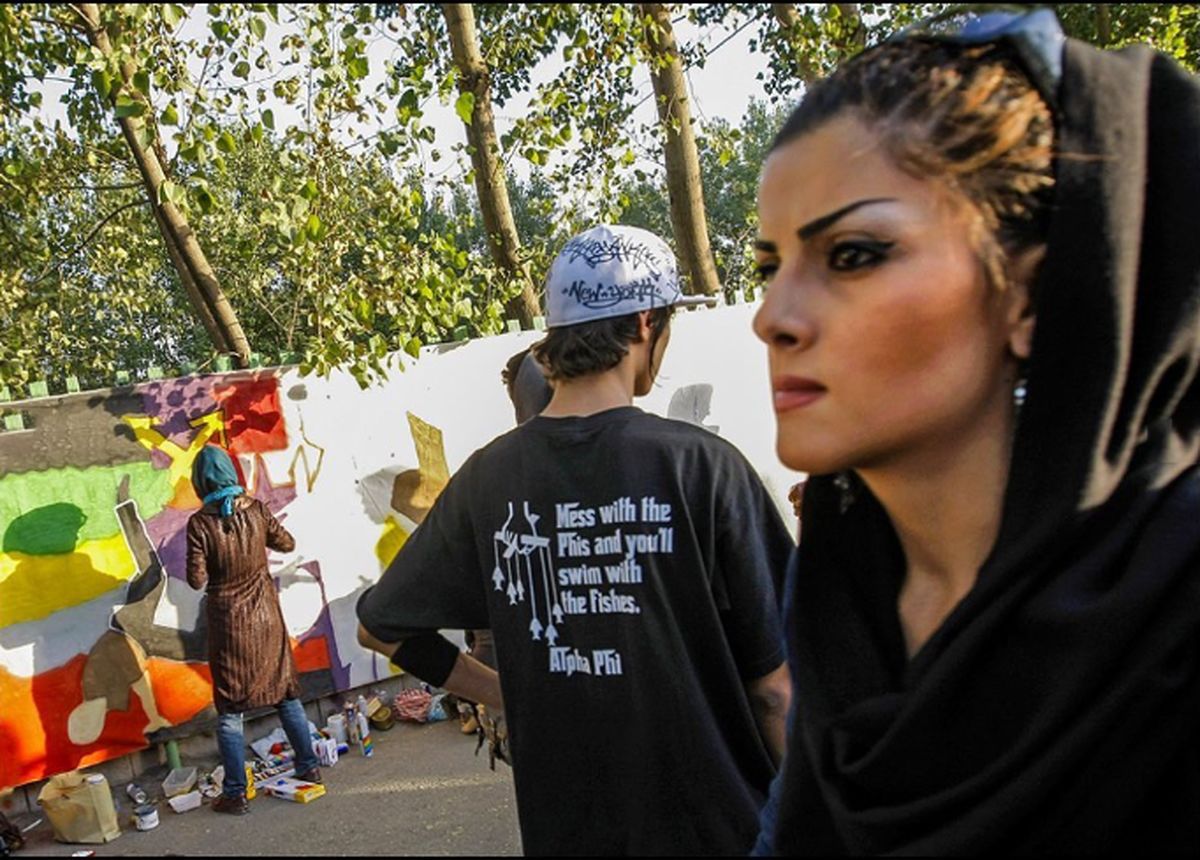 عکس‌های نوستالژیک از دهه ۵۰ و ۸۰ را ببینید/ علی آقا پروین در محاصره 2 زن