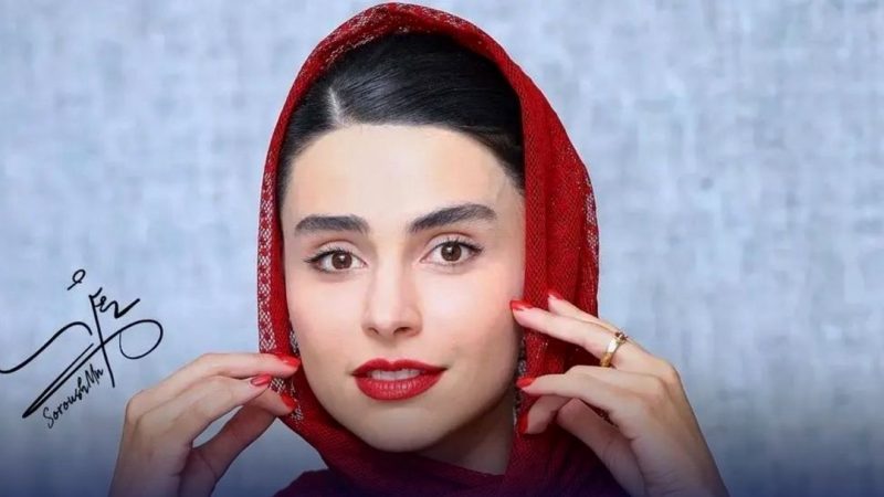 استایل جنجال لاله مرزبان با شلوار توری بدن نما و کت چهارخانه