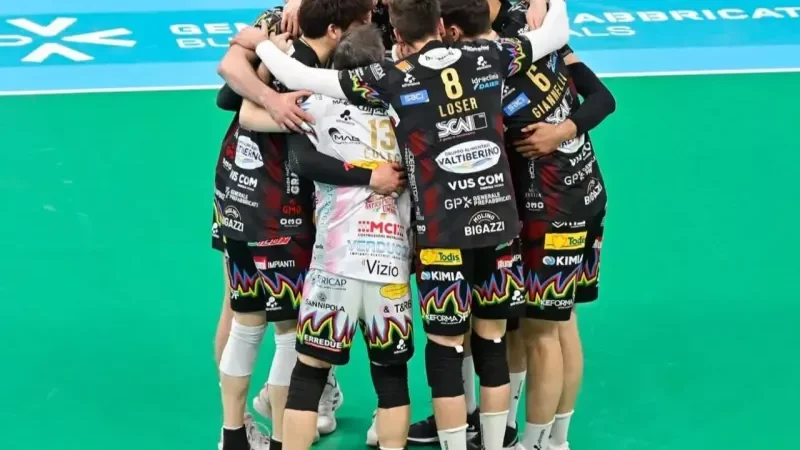 حرکت جنجالی ستاره اوکراینی: دست روس‌ها را پس زد!