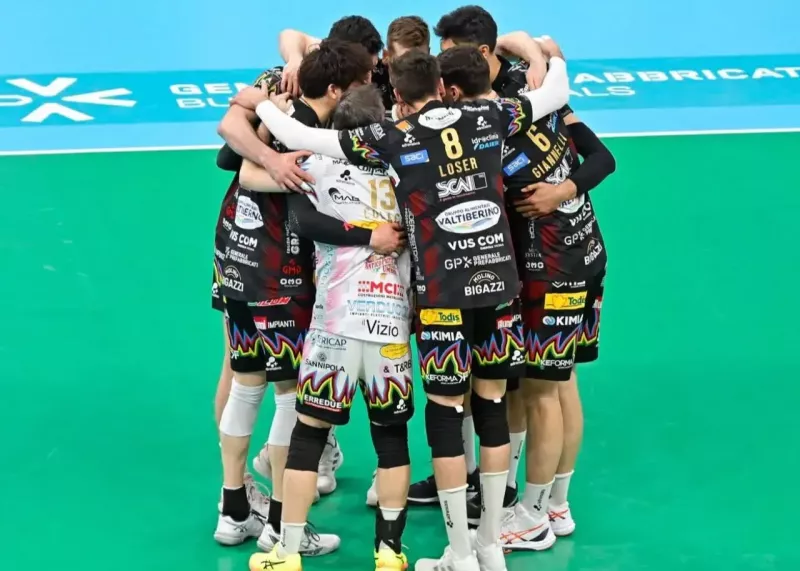 حرکت جنجالی ستاره اوکراینی: دست روس‌ها را پس زد!