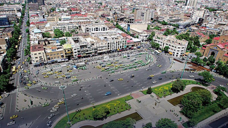 سفر در زمان؛ منظرۀ خاکی و خلوت میدان توپخانۀ تهران ۱۴۰ سال پیش و در دوران قاجار