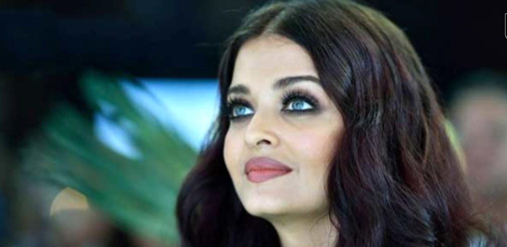 نگاهی به چیدمان خانه کاخ مانند و دوبلکسِ آیشواریا و همسرش آبشیک باچان/ معماری مدرن ویلای دُبی، ورودی لوکس، سالن سینمای خانگی، تجهیزات و امکانات  شاهانه ….