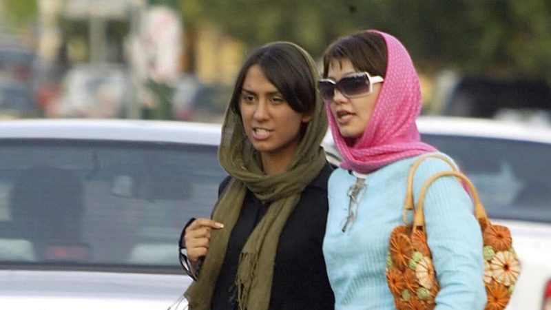 قاب تاریخ|‌ استایل خاص دختران تهرانی در تابستان دهه۸۰ ‌و  کارمند خانم در ‌حال بازی پاسور در کامپیوتر!