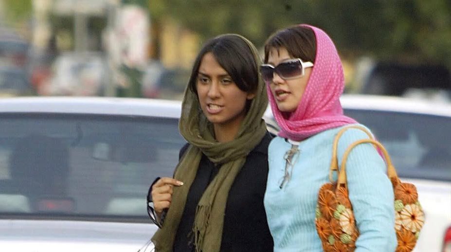 قاب تاریخ|‌ استایل خاص دختران تهرانی در تابستان دهه۸۰ ‌و  کارمند خانم در ‌حال بازی پاسور در کامپیوتر!