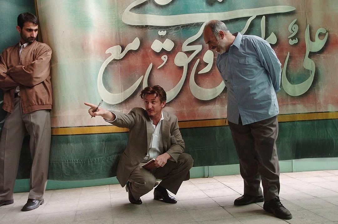 قاب تاریخ| کودکی گوگوش، صف نفت در تهران، شان پن در نماز جمعه، جبار و ابداعش