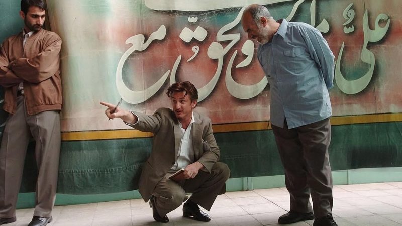 قاب تاریخ| کودکی گوگوش، صف نفت در تهران، شان پن در نماز جمعه، جبار و ابداعش