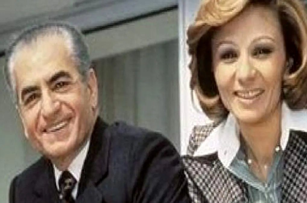 عکس سفر در زمان /  گریه های محمدرضا پهلوی بعد از دیدن اولین نوزادش و عکسبرداری از فرح دیبا /  سال 1330