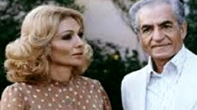 عکس سفر در زمان /  نقش بر زمین شدن فرح دیبا در سر و کله زدن با شاه برافتاده