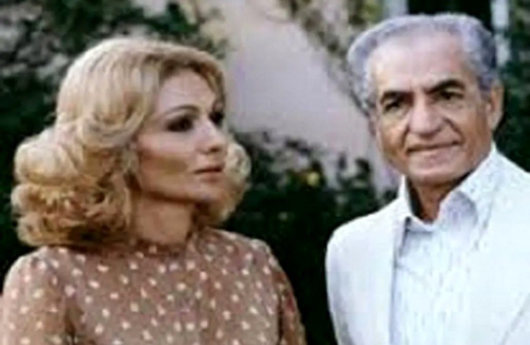 عکس سفر در زمان /  نقش بر زمین شدن فرح دیبا در سر و کله زدن با شاه برافتاده