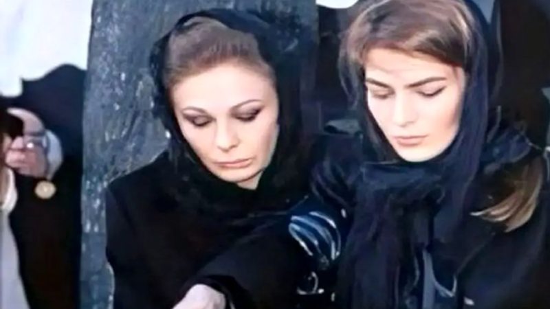 سفر در زمان/  فرح دیبا با ظاهری غمناک سرمزار لیلا پهلوی/ سال 1387
