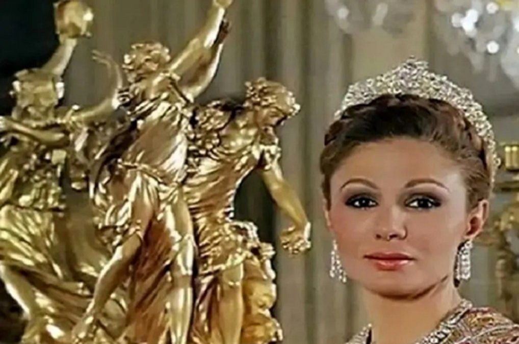 عکس  / یادی کنیم از  خیره‌کننده‌ترین جواهرات سلطنتی فرح پهلوی و شاه /گردن‌بند فرح پهلوی و الماس دریای نور نادرشاه