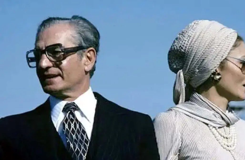 عکس سفر در زمان / اروپاگردی محمدرضا پهلوی و  فرح با لباس های لوکس در پاریس