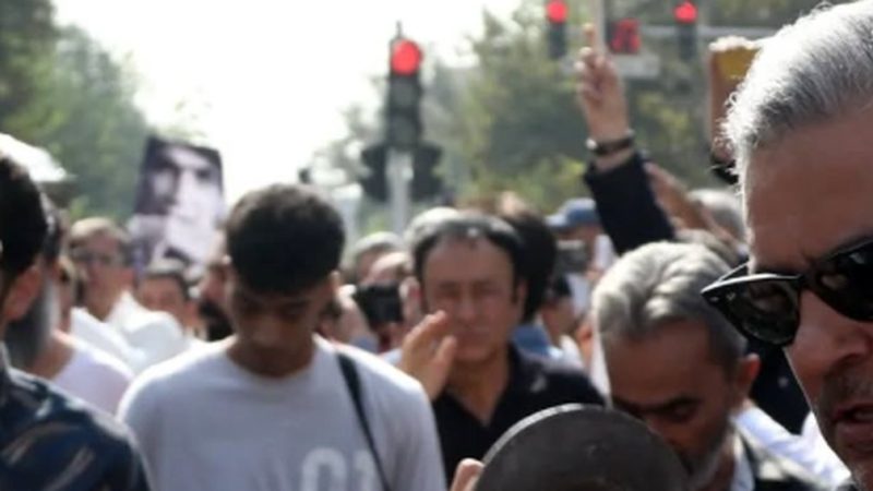 عکس/  تیپ و استایل هنرمندان حاضر در مراسم تشییع ناصر تقوایی با لباس های رنگی و سفید به سفارش همسر آن مرحوم/ محسن شریفیان، شهاب حسینی، مارال بنی آدم، ستاره اسکندری و…