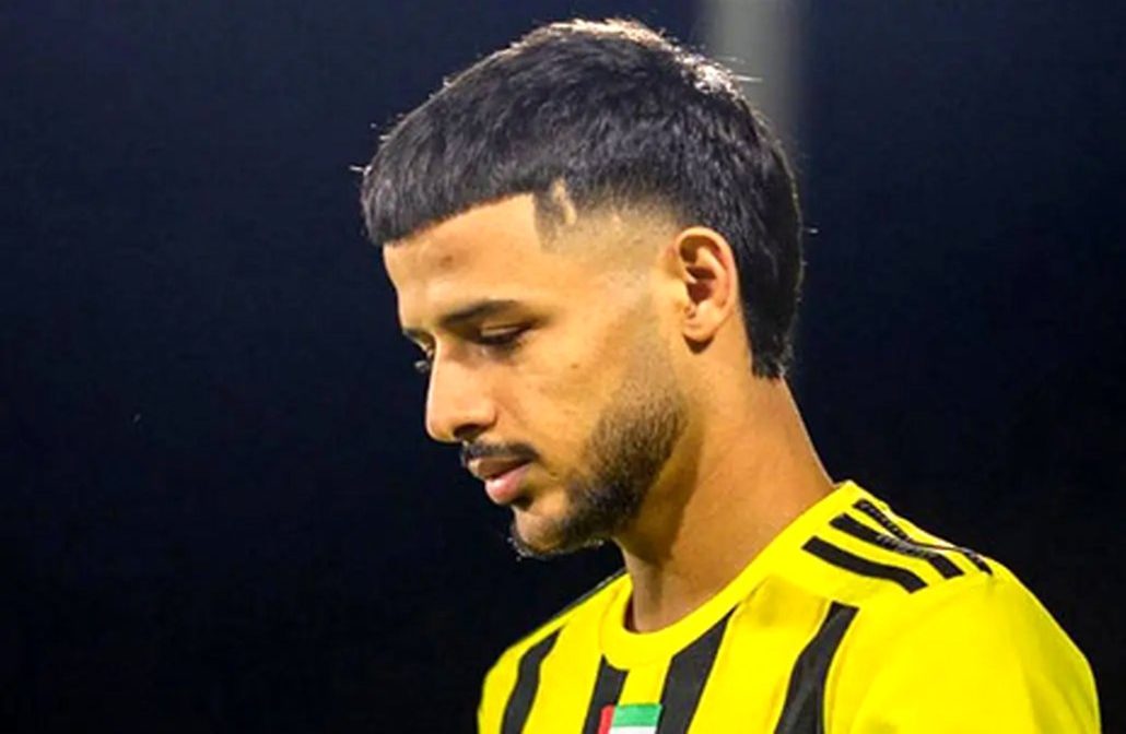 نماز خوندن مهدی قایدی، ستاره تیم ملی با عبای قهوه‌ای و عمامه خاص با سجاده زیبای یشمی+عکس