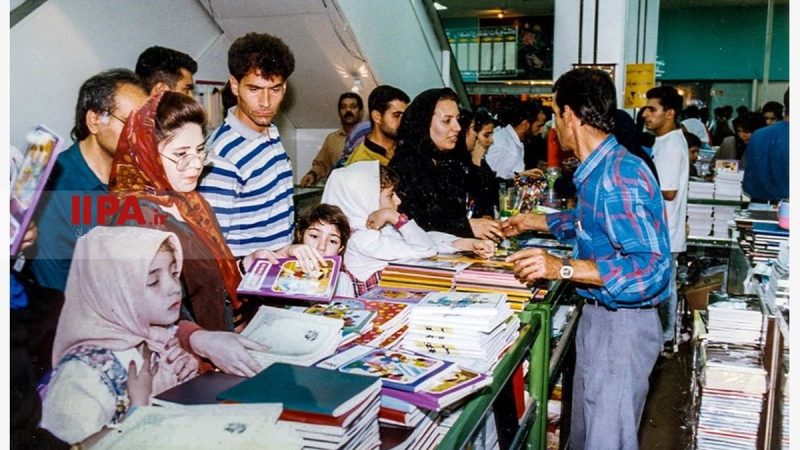 قاب تاریخ | ویگن در آبادان، بازار خودروی تهران، آقای نفت‌فروش و نقش جهان سال ۱۳۰۴