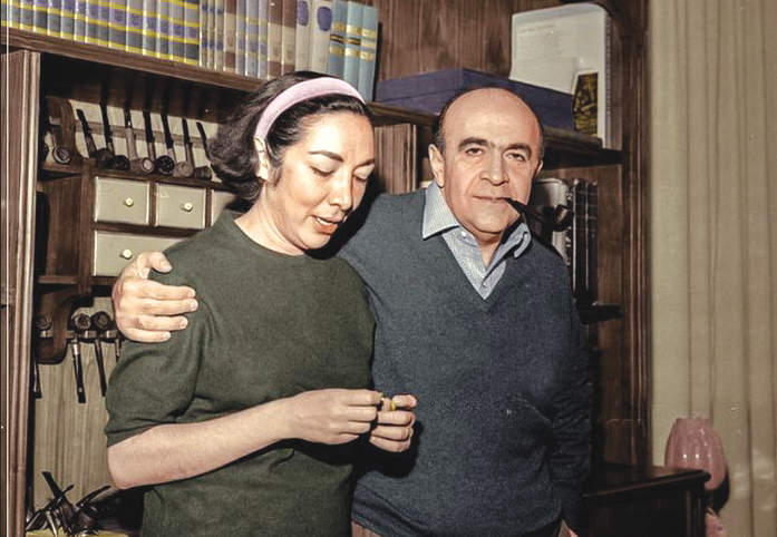 قاب تاریخ| راز پیپ و عصا و گُل ارکیده در جیب کُت هو‌یدا ‌