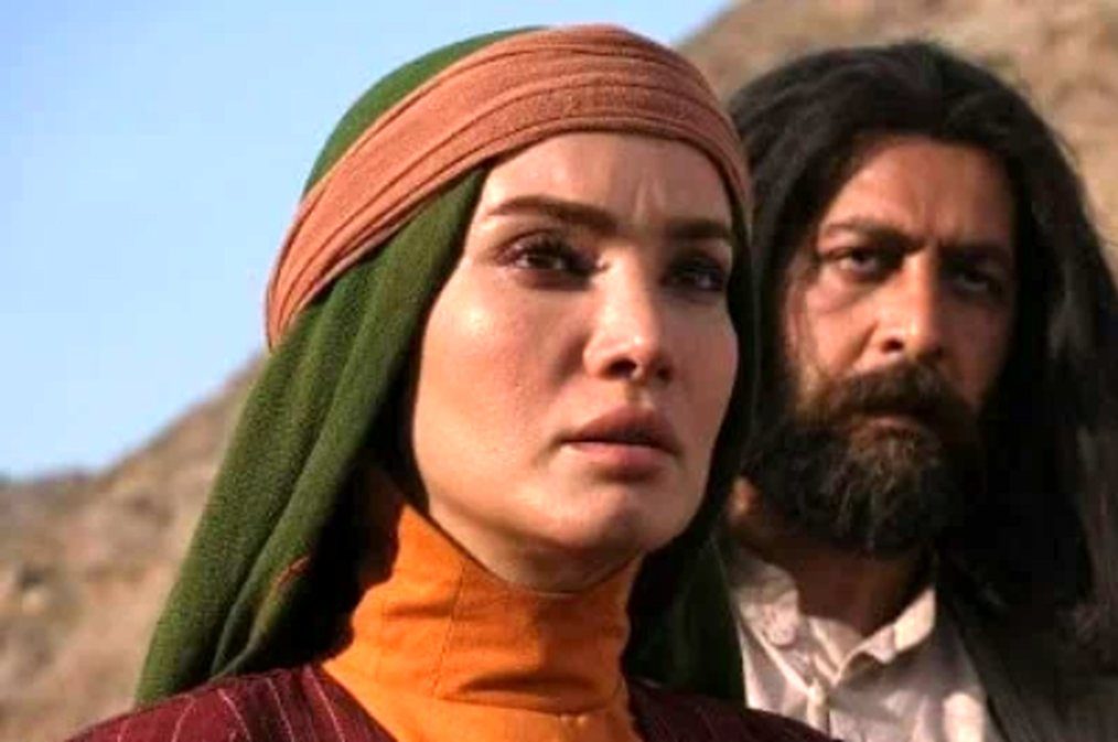 عکس / کامران تفتی هم غافلگیر شد! / شباهت بی‌نظیر و جذابیت خیره‌کننده خواهر متین ستوده در اولین حضورش / درخشش خانواده در تصویری دوست‌داشتنی و اصیل