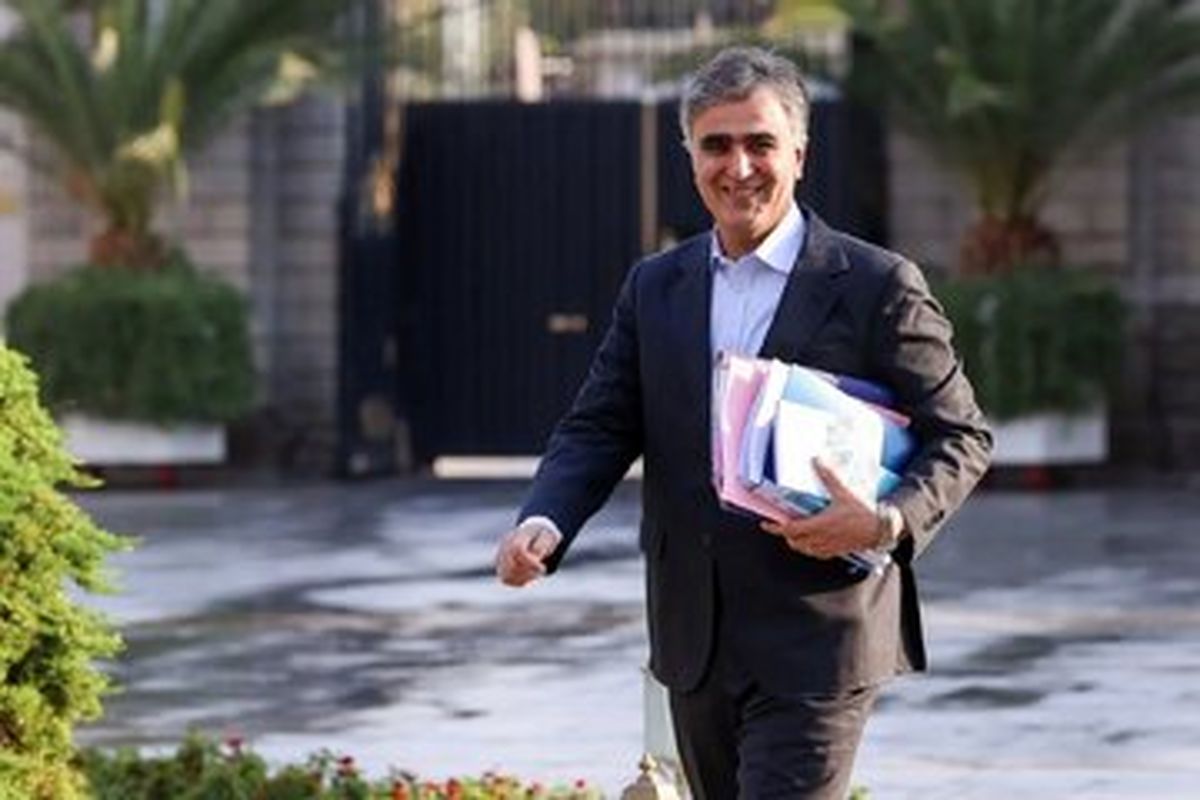 فرزین از ریاست بانک مرکزی دست نمی‌کشد / وزیر اقتصاد نمی تواند با او کار کند