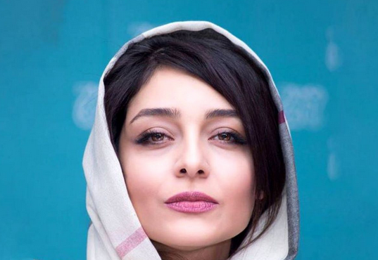 نگاهی به دکوراسیون لوکس خانه ساره بیات؛ از گلدان زیبای گل‌های آفتاب‌گردان تا قاب‌های خاص و منحصر بفرد