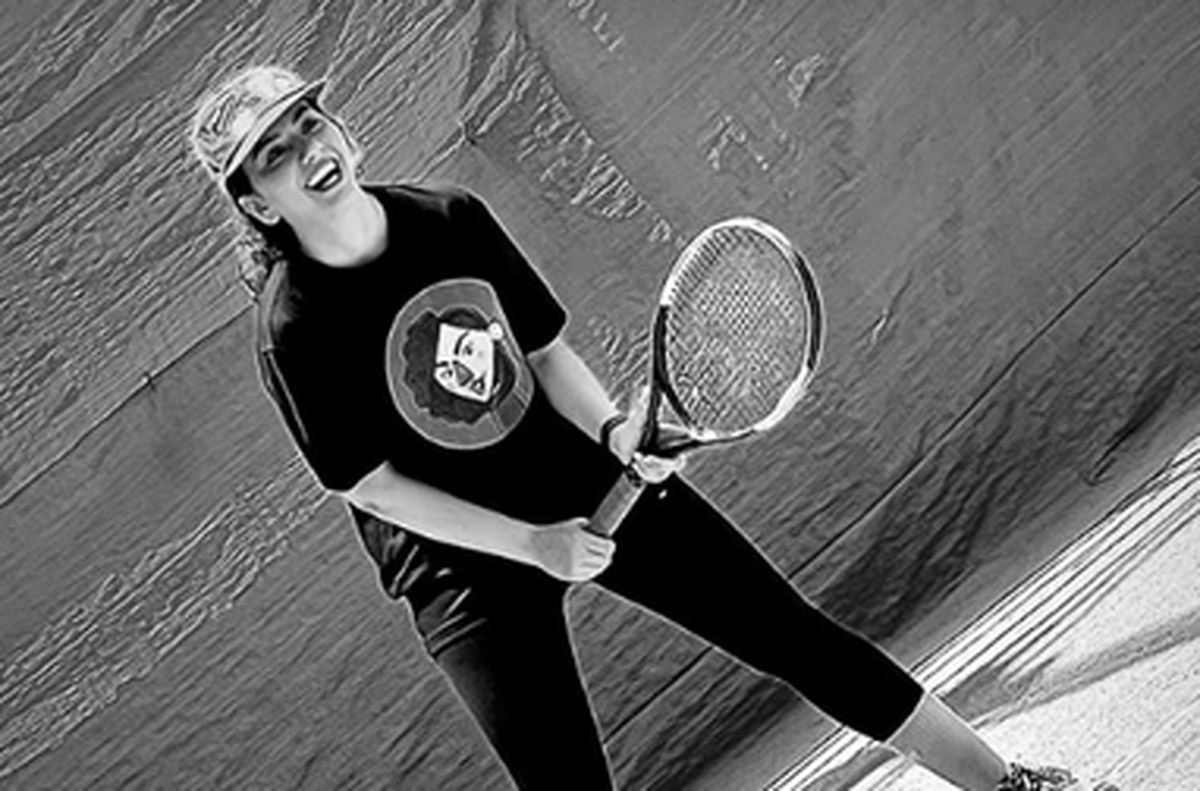 تنیس بازی ‌مریم ماهور بازیگر سریال «مگه تموم عمر چند تا بهاره…»، نیلوفر کوخانی در کعبه، رز رضوی در پاریس + عکس