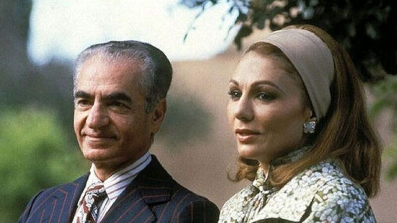 قاب تاریخ | «محمدرضا پهلوی و فرح دیبا» در حال قدم زدن در بانکوک