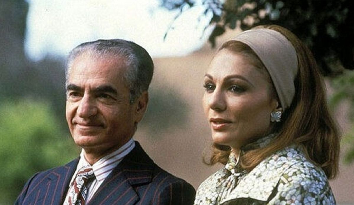 قاب تاریخ | «محمدرضا پهلوی و فرح دیبا» در حال قدم زدن در بانکوک