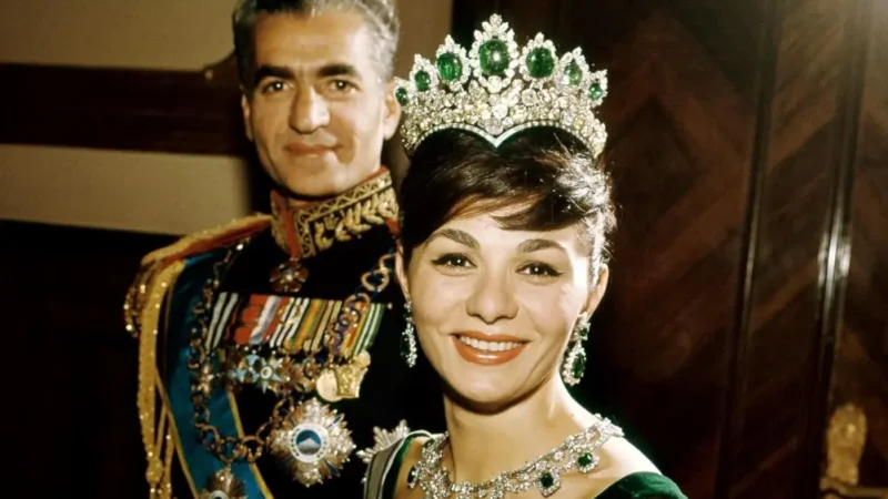 قاب تاریخ | فرح دیبا ماتم زده سگش را در آغوش کشیده