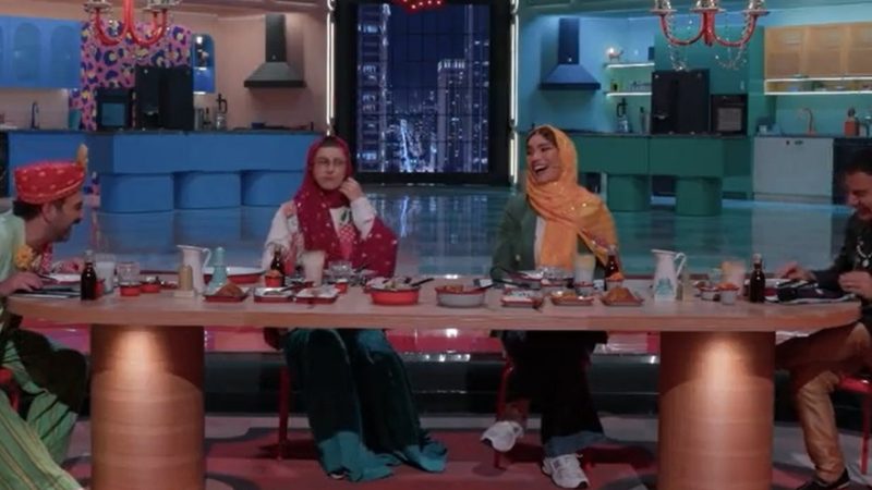 هنرنمایی و لیپسینگ ویژه عمو پورنگ در مهمانی شام متین ستوده و سوسن پرور/ فقط وقتی داره به جای نیما شعبان نژاد صحبت می کنه