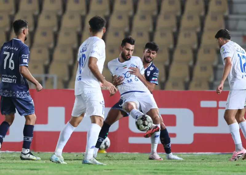 باران بطری هواداران خشمگین بر سر بازیکنان استقلال