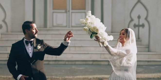 نگاهی به چیدمان منزل متین ستوده با طراحی مدرن و مینیمال/ آباژور، تابلو دیواری، شمع های رومیزی و…